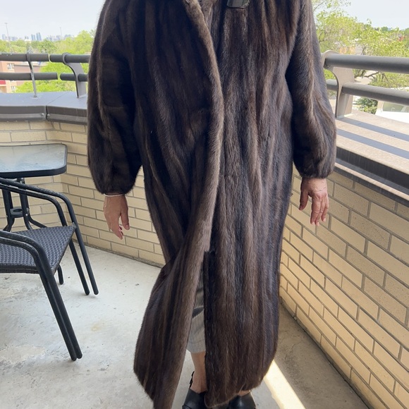 Beautiful Alfred Sung mink coat for sale in mint condition. Size 10-12 - Picture 10 of 15